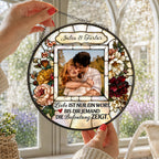 Liebe ist nur ein Wort - Personalisierter Sonnenfänger im Buntglas-Look mit Wunschfoto und Namen für Paare