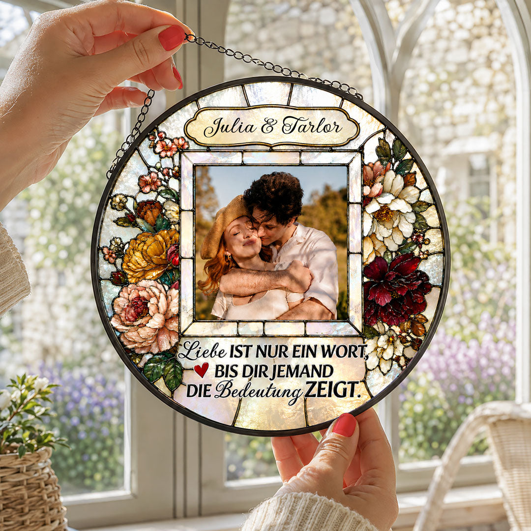 Liebe ist nur ein Wort - Personalisierter Sonnenfänger im Buntglas-Look mit Wunschfoto und Namen für Paare