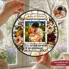Liebe ist nur ein Wort - Personalisierter Sonnenfänger im Buntglas-Look mit Wunschfoto und Namen für Paare