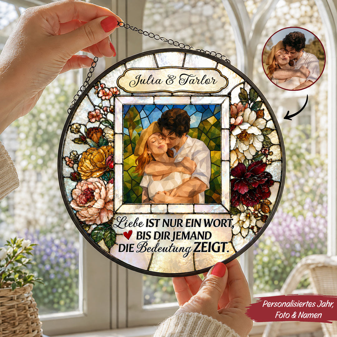 Liebe ist nur ein Wort - Personalisierter Sonnenfänger im Buntglas-Look mit Wunschfoto und Namen für Paare