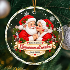 Weihnachtsschmuck mit Händchen haltendem Weihnachtspaar, Namen und Jahr