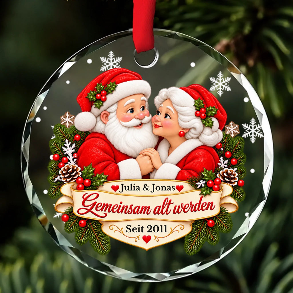 Weihnachtsschmuck mit Händchen haltendem Weihnachtspaar, Namen und Jahr