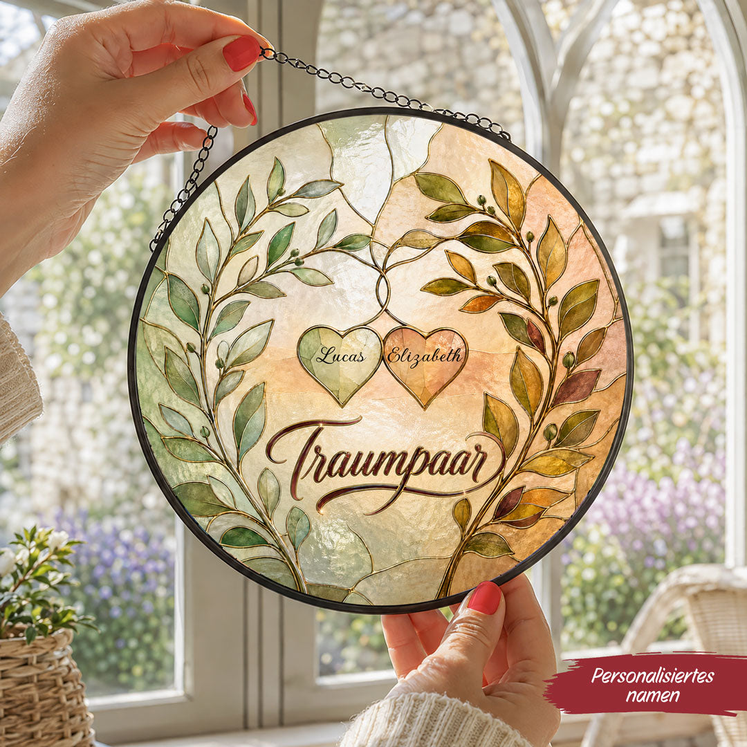 Traumpaar - Personalisierter Sonnenfänger im Buntglas-Look mit Namen für Paare