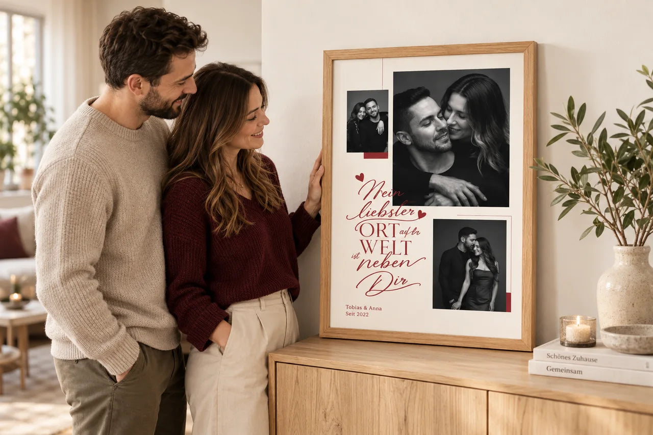 Ein Paar betrachtet ein personalisiertes Fotocollage-Poster im Holzrahmen.
